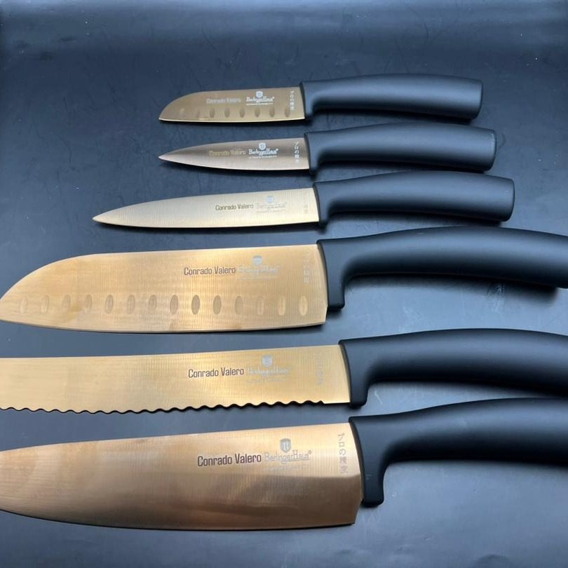 Cuchillos de cocina con el nombre grabado en la hoja