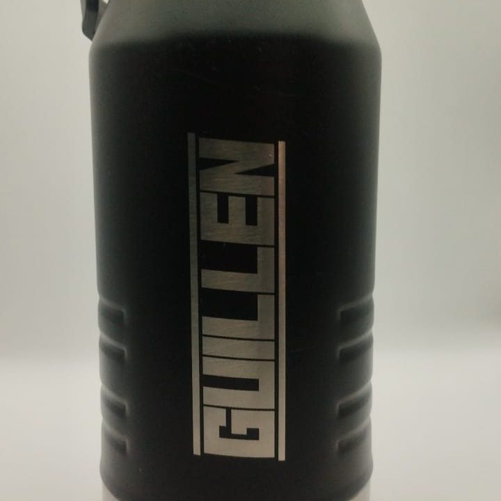 Termo negro con un apellido grabado a láser